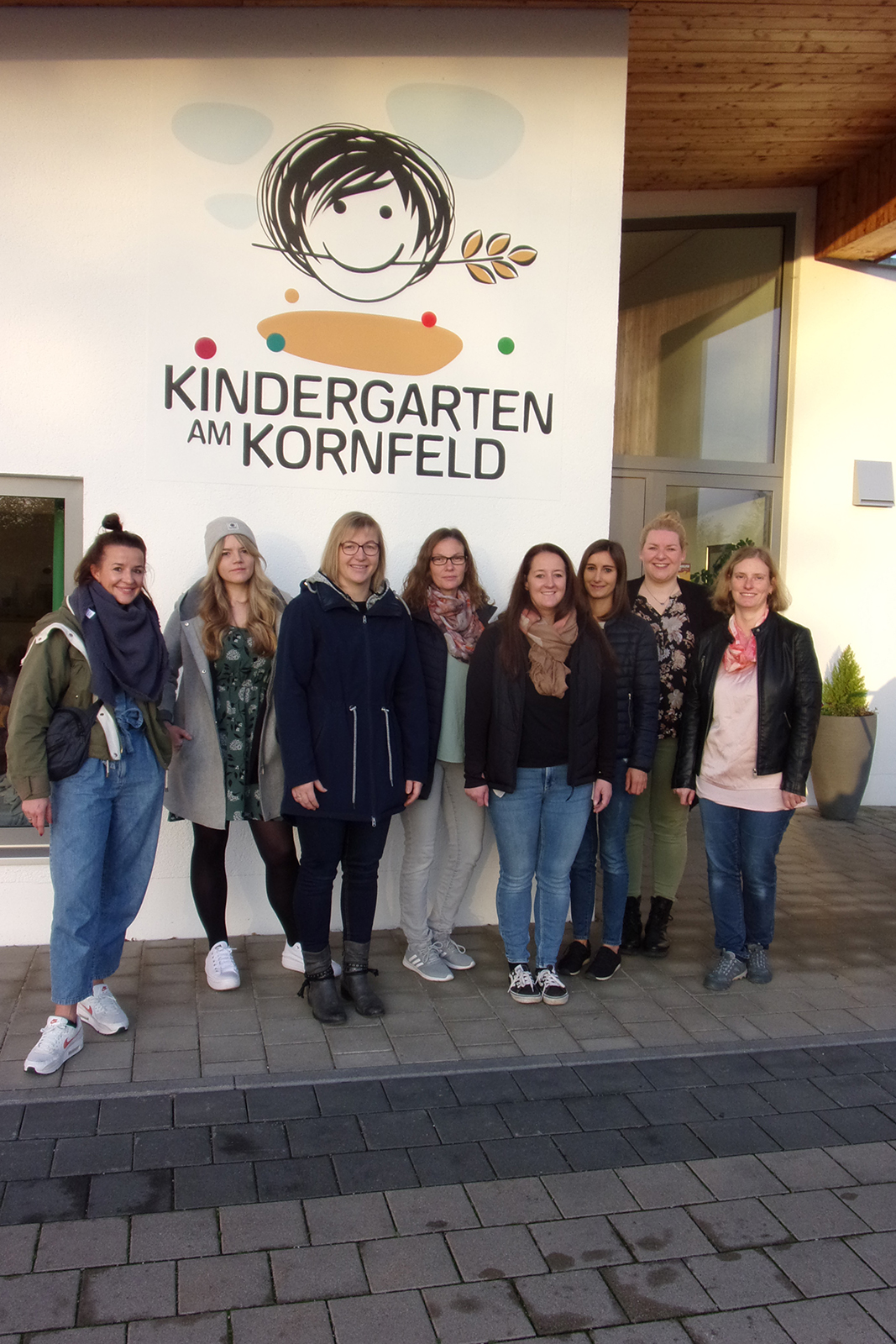 Gruppenbild des Elternbeirats des Kindergartens Am Kornfeld vor dem Kindergarten